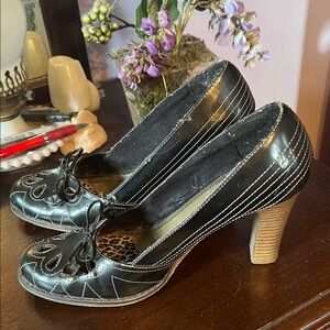 BONGO Black and Tan Women's Heels